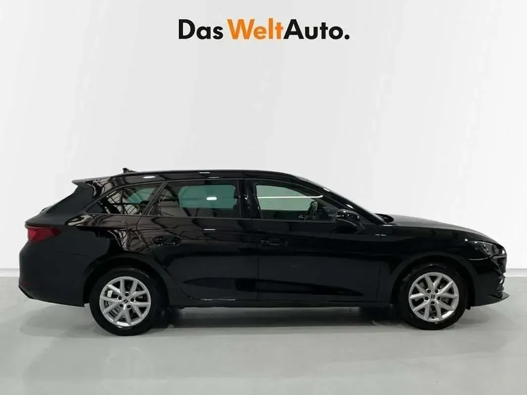 Usado Seat Leon ST Style 131 CV (96 kW) 2022 Negro Familiar