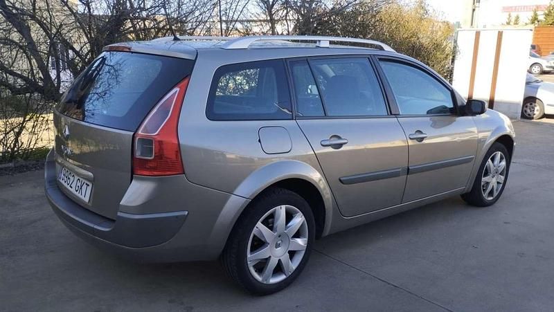 Usado Renault Mégane GrandTour Dynamique 106 CV (77 kW) 2009 Marrón Familiar