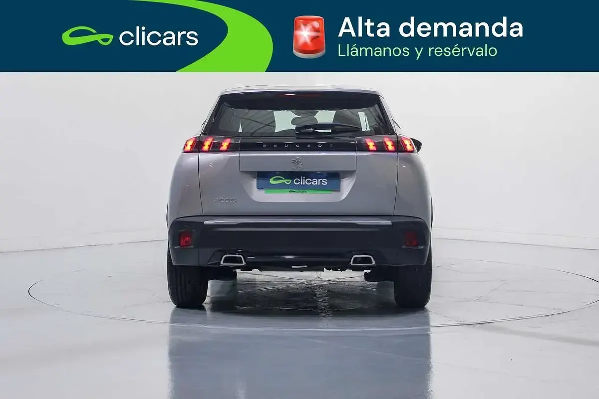 Usado Peugeot 2008 Active 131 CV (96 kW) 2023 Plateado SUV