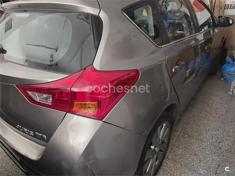 Usado Toyota Auris Hybrid Advance 136 CV (100 kW) 2013 Beige Berlina