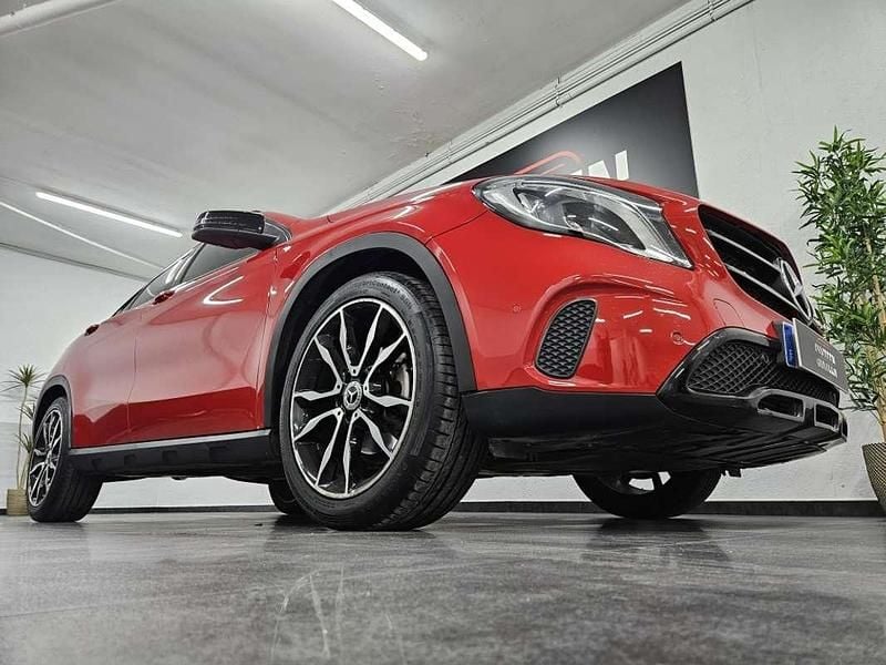 Usado Mercedes GLA180 Urban 122 CV (89 kW) 2018 Rojo SUV