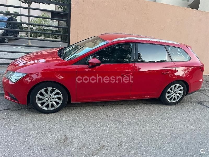 Usado Seat Leon Ecomotive 110 CV (80 kW) 2016 Rojo Familiar