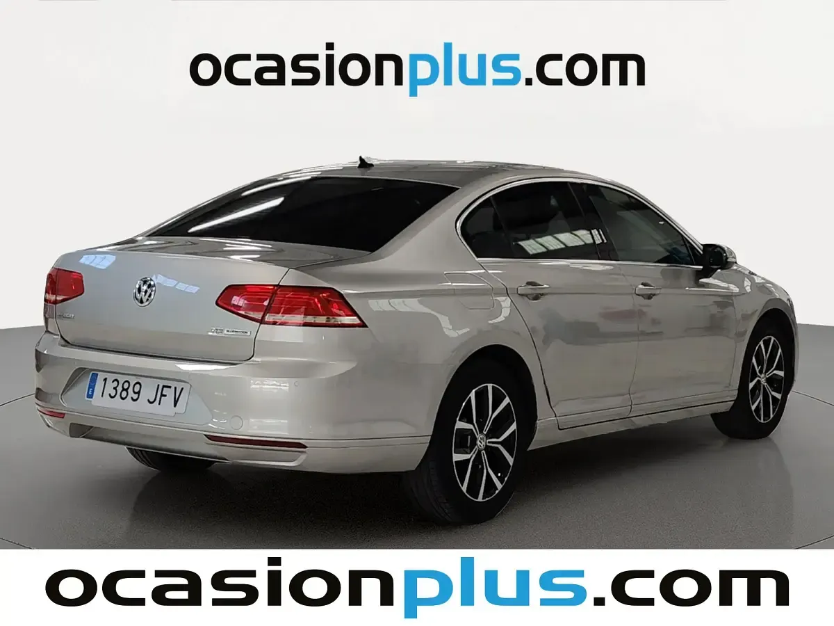 Usado VW Passat Advance 120 CV (88 kW) 2015 Gris plata Monovolumen