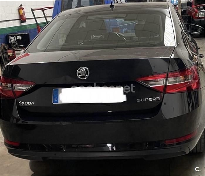 Usado Skoda Superb Style 150 CV (110 kW) 2018 Negro Berlina