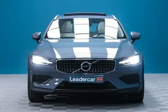 Usado Volvo V60 CC Pro 197 CV (144 kW) 2022 Gris / plata Familiar