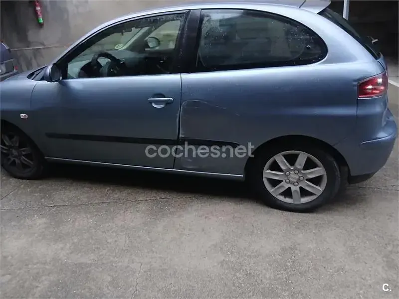 Usado Seat Ibiza Stella 75 CV (55 kW) 2004 Gris / plata Utilitario