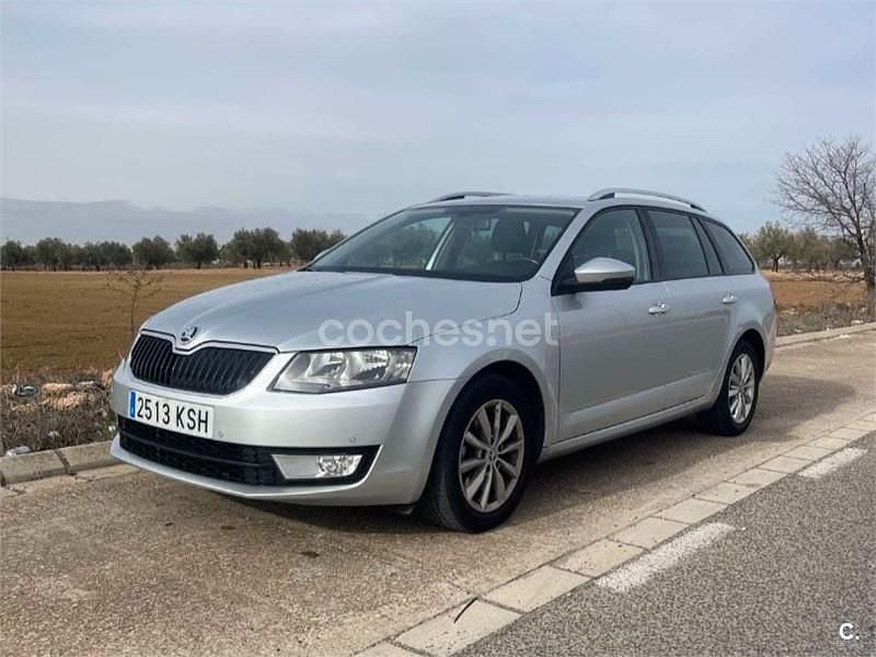 Usado Skoda Octavia Ambition 150 CV (110 kW) 2015 Gris / plata Familiar