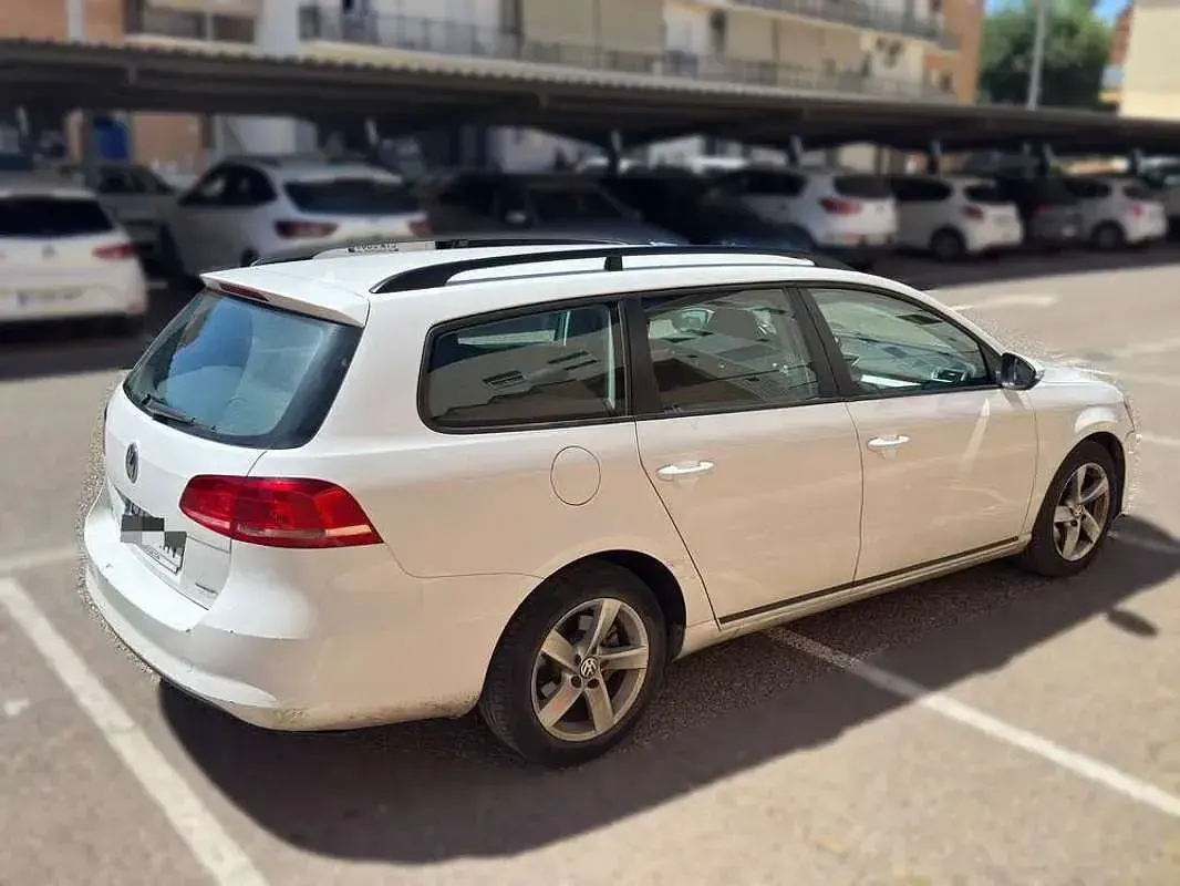 Usado VW Passat 105 CV (77 kW) 2012 Blanco Familiar