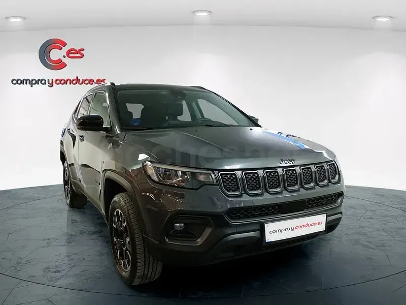Usado Jeep Compass Trailhawk 240 CV (176 kW) 2023 Gris / plata SUV