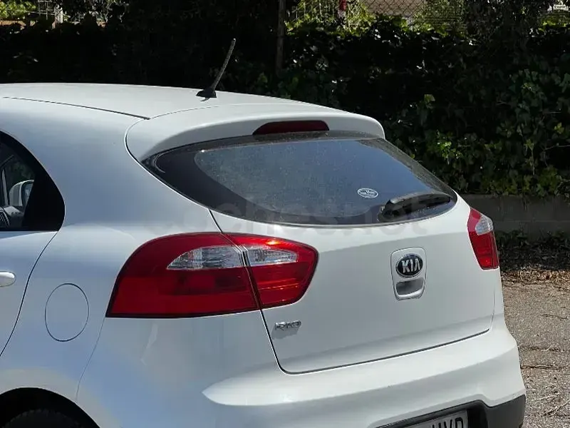 Usado Kia Rio 85 CV (62 kW) 2014 Blanco Berlina
