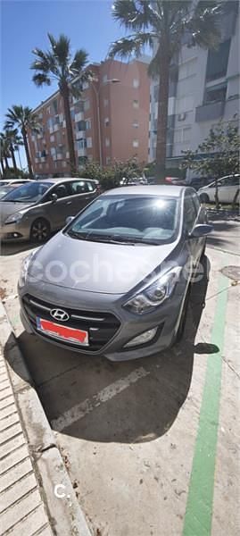 Usado Hyundai i30 110 CV (80 kW) 2015 Gris / plata Berlina