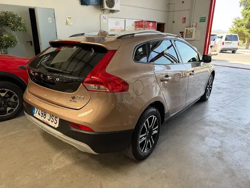 Usado Volvo V40 CC Momentum 120 CV (88 kW) 2016 Marrón Familiar