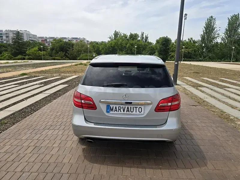 Usado Mercedes B180 109 CV (80 kW) 2012 Gris / plata Utilitario
