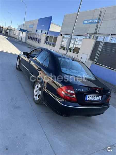 Usado Mercedes E320 Avantgarde 204 CV (150 kW) 2006 Azul Berlina