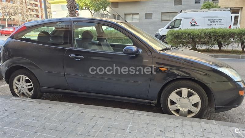 Usado Ford Focus Trend 90 CV (66 kW) 2001 Negro Berlina