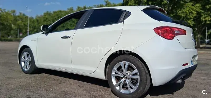 Usado Alfa Romeo Giulietta Distinctive 105 CV (77 kW) 2011 Blanco Utilitario