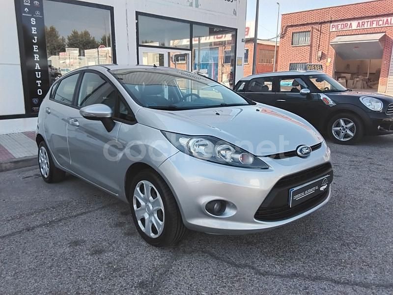 Gris / plata Usado 2009 Ford Fiesta Trend Utilitario | 6490 € (Precio justo) - Imagen 1/4