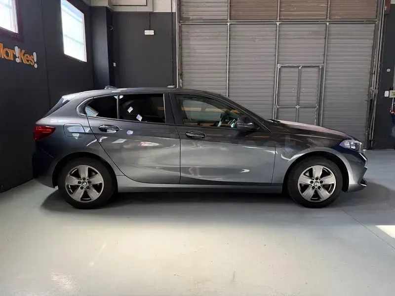 Usado BMW 118 140 CV (102 kW) 2020 Gris / plata Berlina