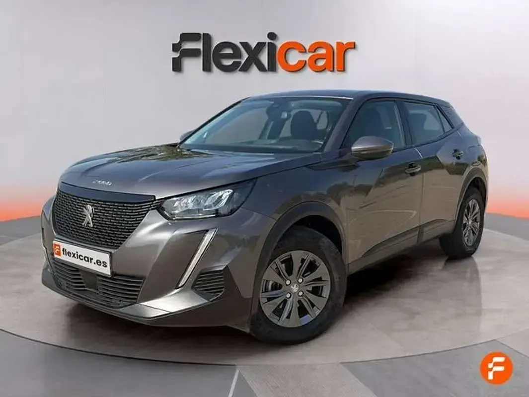 Usado Peugeot 2008 Active 110 CV (80 kW) 2021 Gris SUV