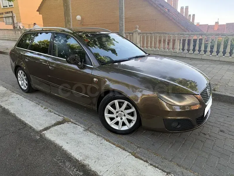 Usado Seat Exeo Ecomotive 143 CV (105 kW) 2013 Gris / plata Familiar