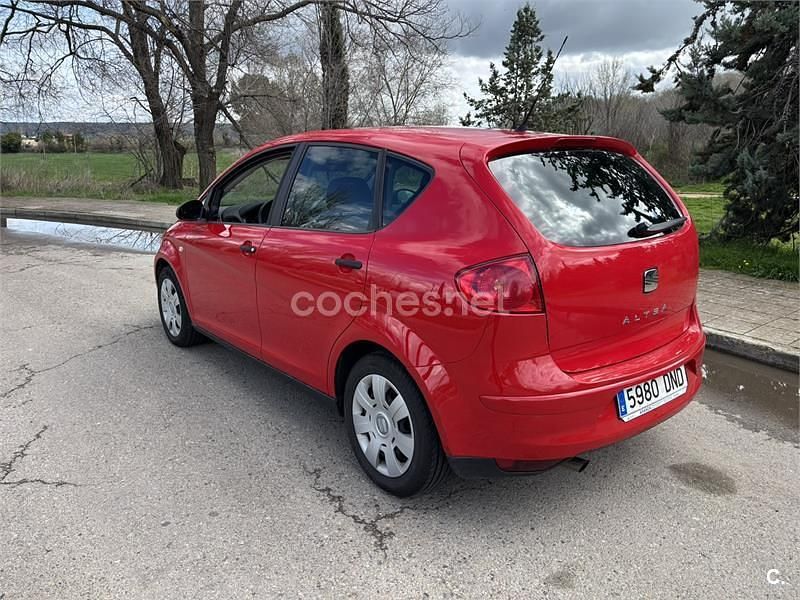 Usado Seat Altea Reference 102 CV (75 kW) 2005 Rojo Monovolumen
