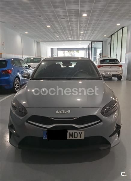Usado Kia Ceed 120 CV (88 kW) 2023 Gris / plata Utilitario