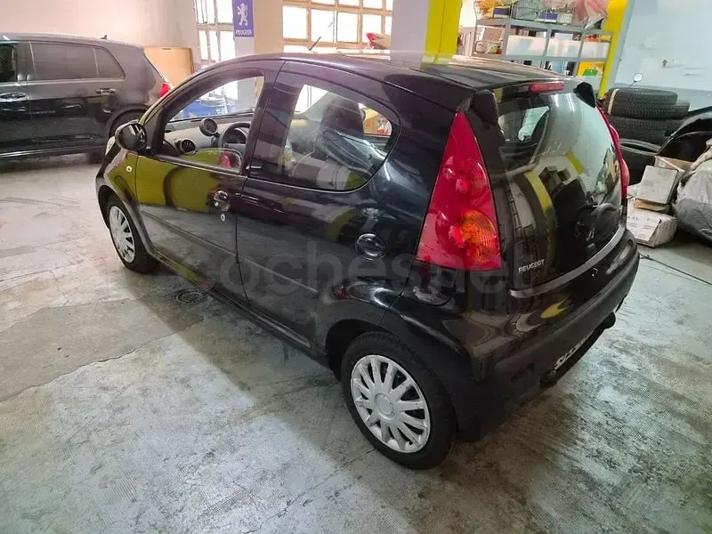 Usado Peugeot 107 68 CV (50 kW) 2006 Negro Utilitario