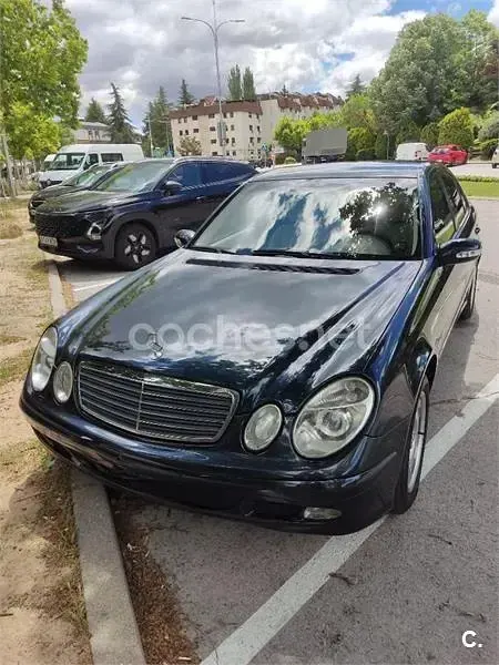 Usado Mercedes E220 Classic 143 CV (105 kW) 2003 Azul Berlina