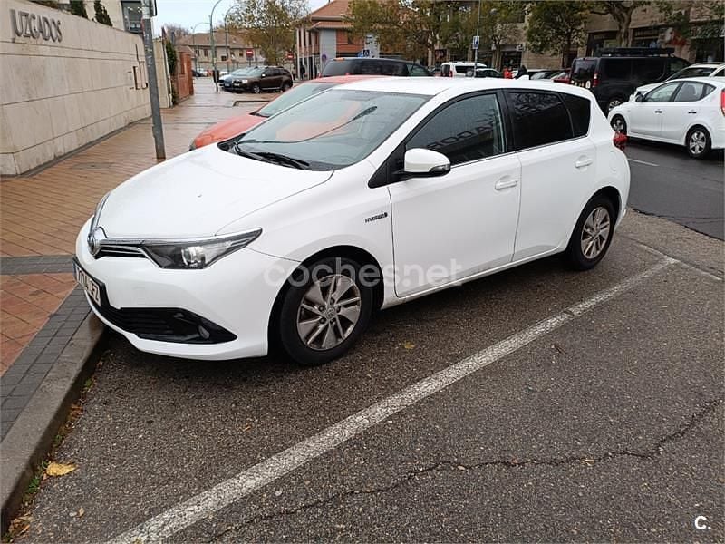 Usado Toyota Auris Hybrid Active 136 CV (100 kW) 2015 Blanco Berlina