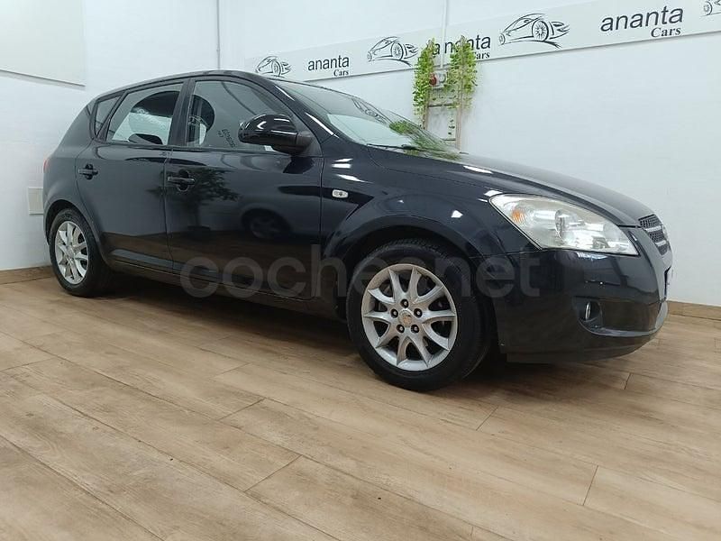 Usado Kia Ceed Active 126 CV (92 kW) 2010 Negro Utilitario