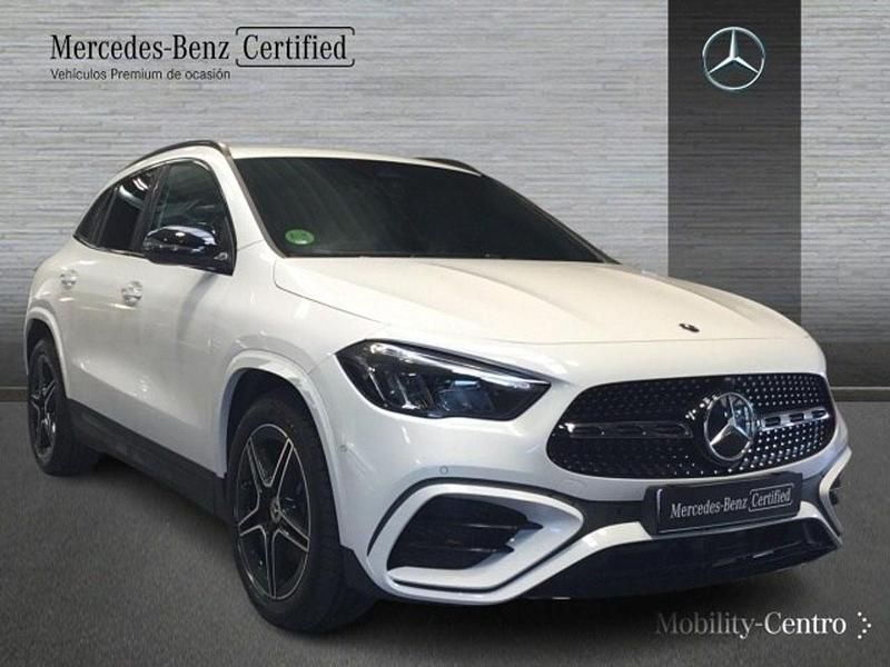 Usado Mercedes GLA200 AMG line 150 CV (110 kW) 2024 Digital white  metallic paint SUV