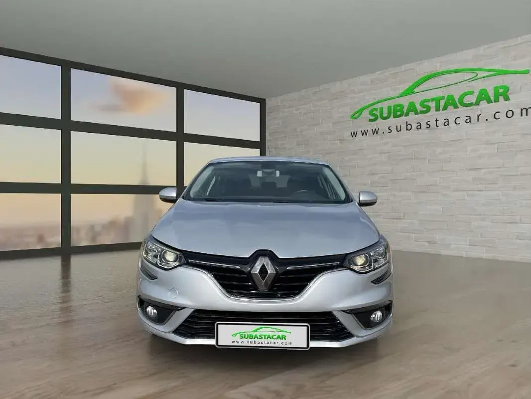 Usado Renault Mégane Business 116 CV (85 kW) 2019 Plateado Berlina
