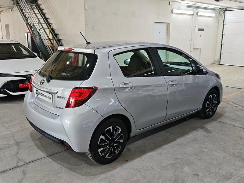 Usado Toyota Yaris Hybrid City 100 CV (73 kW) 2015 Gris / plata Berlina