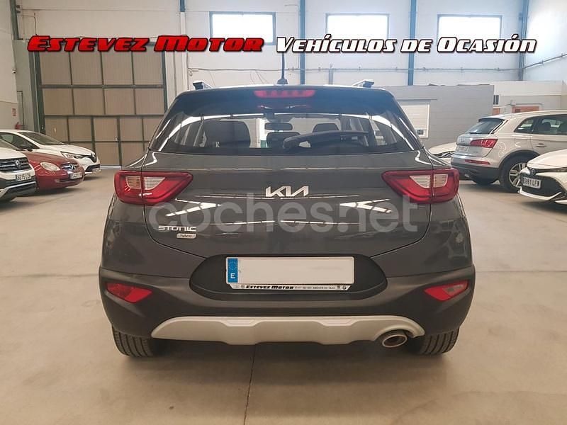 Usado Kia Stonic 100 CV (73 kW) 2023 Gris / plata SUV