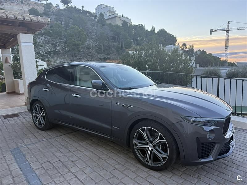 Gris / plata Usado 2019 Maserati Levante SUV | 49.900 € (Precio justo) - Imagen 1/4