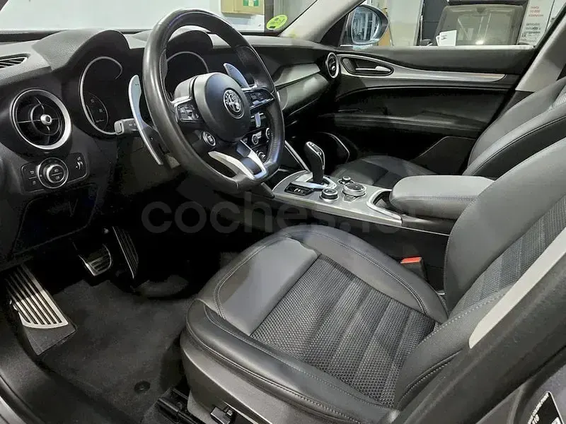 Usado Alfa Romeo Stelvio Sprint 190 CV (139 kW) 2021 Gris / plata SUV