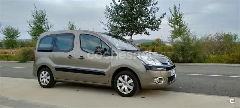 Usado Citroën Berlingo Feel 120 CV (88 kW) 2014 Marrón Monovolumen