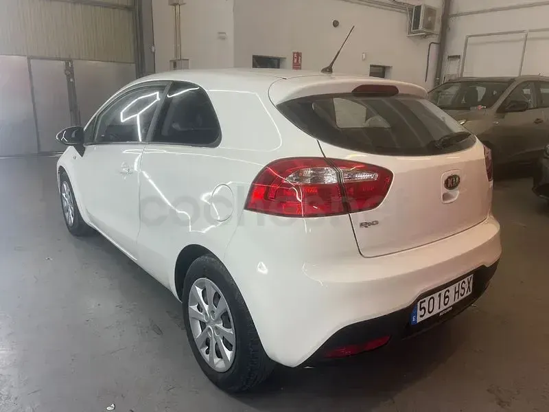 Usado Kia Rio 85 CV (62 kW) 2013 Blanco Berlina
