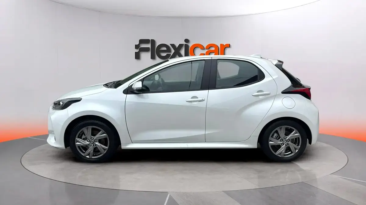 Usado Toyota Yaris Hybrid Active 116 CV (85 kW) 2025 Blanco Berlina
