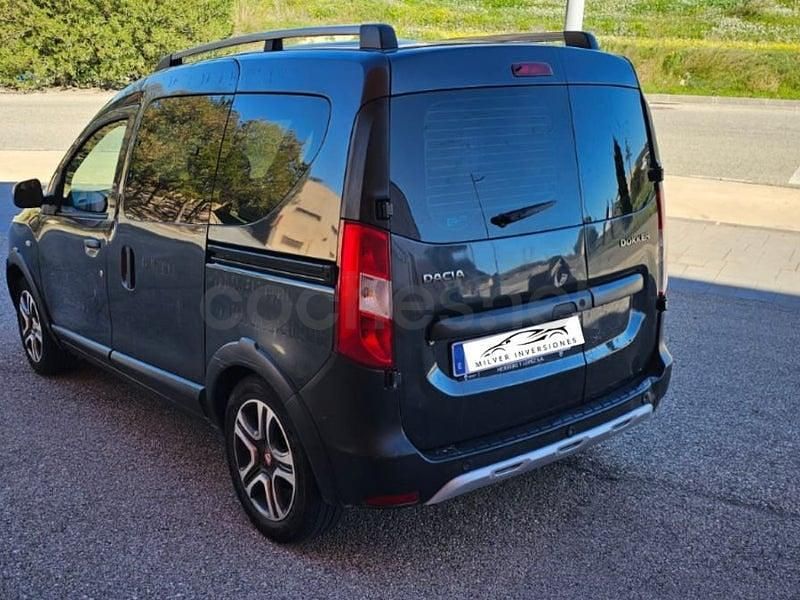 Usado Dacia Dokker Essentiel 95 CV (69 kW) 2020 Negro Monovolumen
