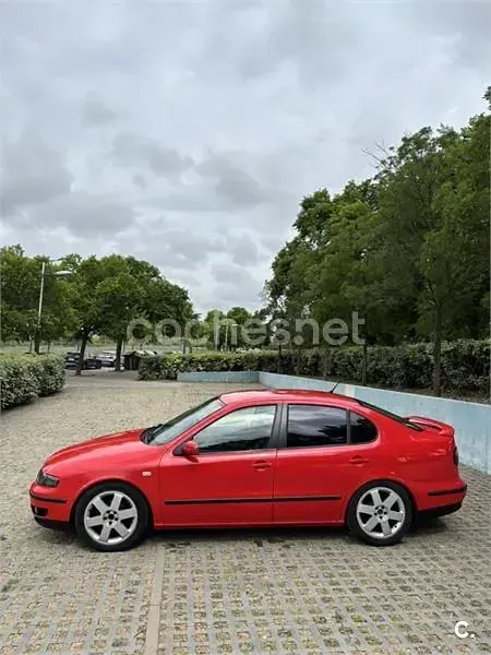 Usado Seat Toledo Stella 100 CV (73 kW) 2001 Rojo Berlina