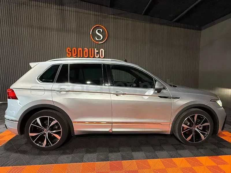 Usado VW Tiguan R-line 200 CV (147 kW) 2022 Gris / plata SUV
