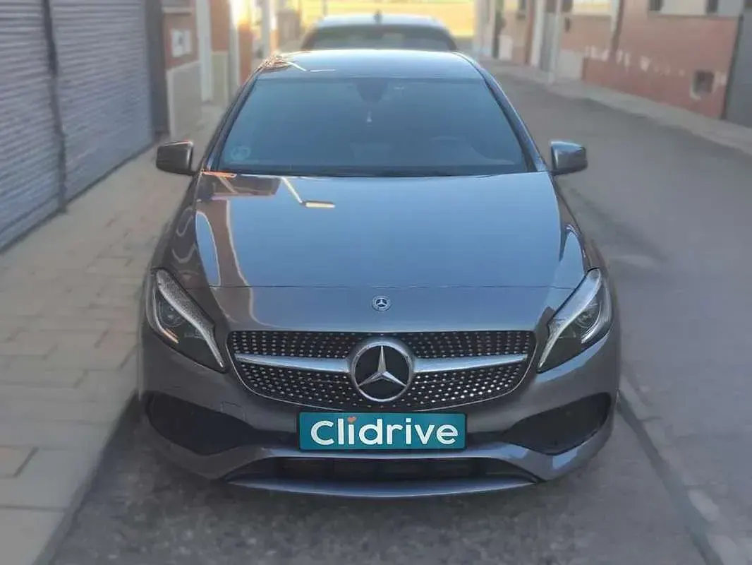 Usado Mercedes A200 139 CV (102 kW) 2018 Gris Utilitario