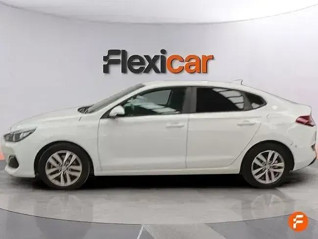 Usado Hyundai i30 120 CV (88 kW) 2019 Blanco Berlina