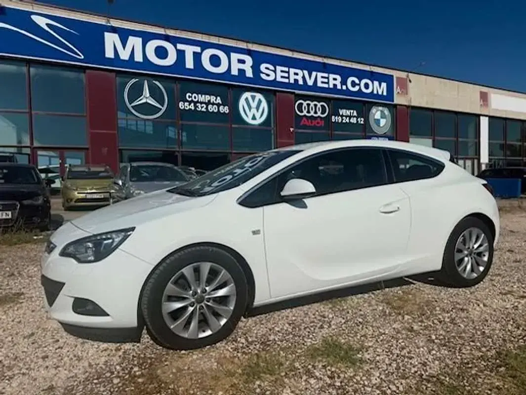 Usado Opel Astra GTC Sportive 165 CV (121 kW) 2012 Blanco Berlina