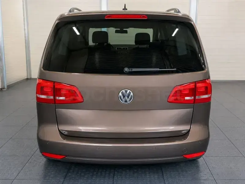 Usado VW Touran Advance 105 CV (77 kW) 2012 Marrón Monovolumen