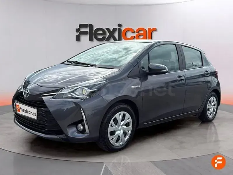 Usado Toyota Yaris Hybrid Business Edition 116 CV (85 kW) 2020 Gris / plata Berlina
