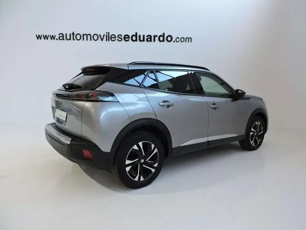 Usado Peugeot e-2008 Allure 100 kW (136 CV) 2022 Plateado SUV
