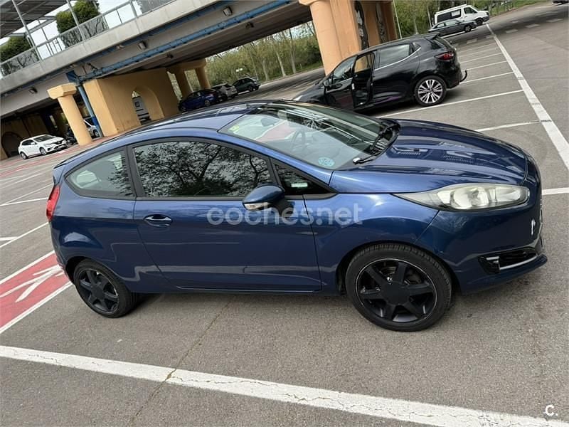 Usado Ford Fiesta Trend 75 CV (55 kW) 2016 Azul Berlina