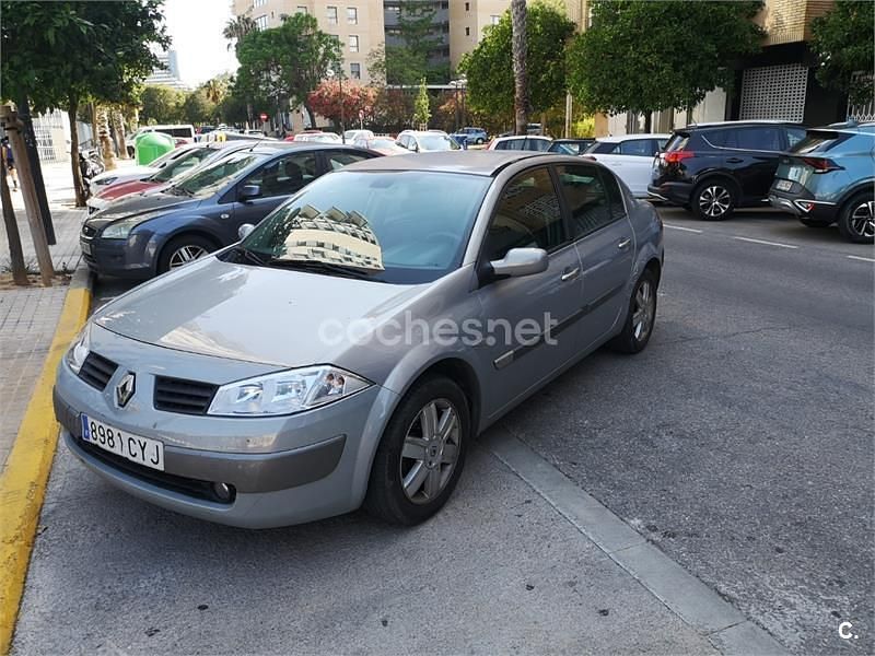 Gris / plata Usado 2004 Renault Mégane II Dynamique Berlina | 1990 € (Precio justo) - Imagen 1/4